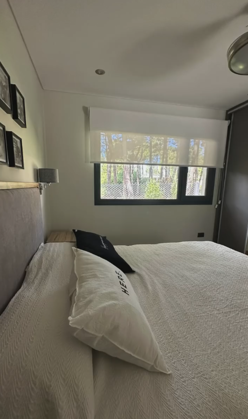 Cortina roller instalada en living